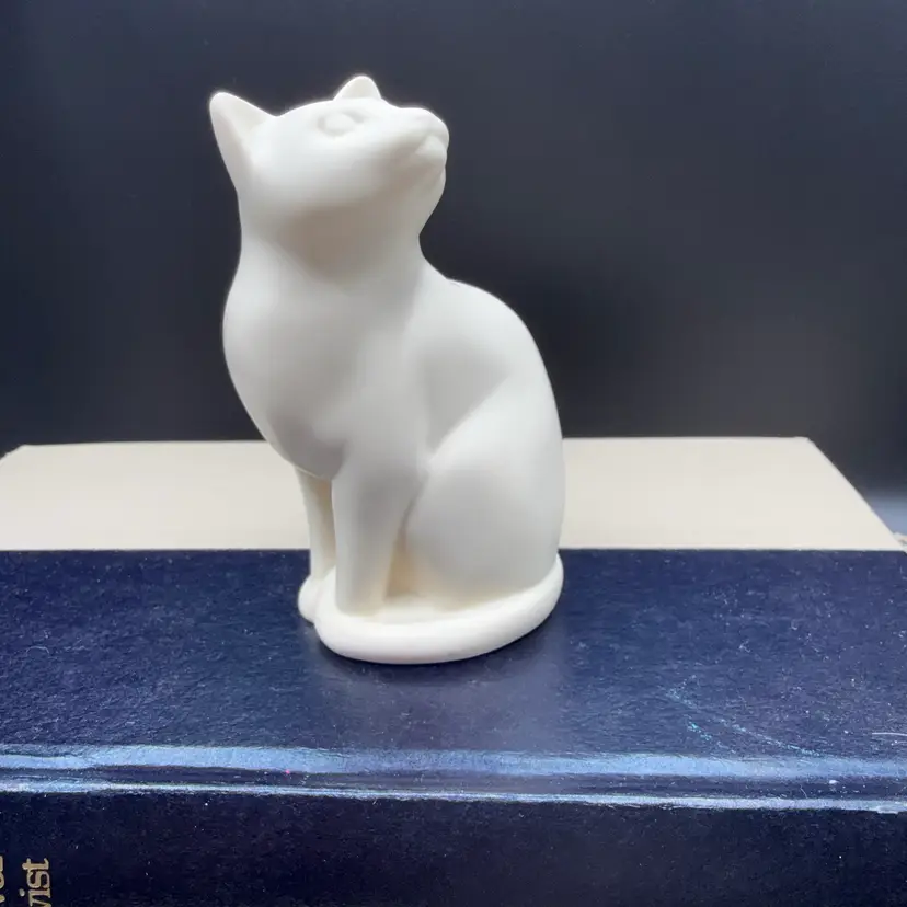 🐞 Vtg Handcast Designs Limited White Cat Figurine 3.5x2”