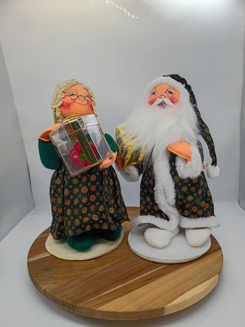 Annalee Christmas 2000 Wrapping Gold Santa & Mrs Claus 12-13 " Dolls #683300.