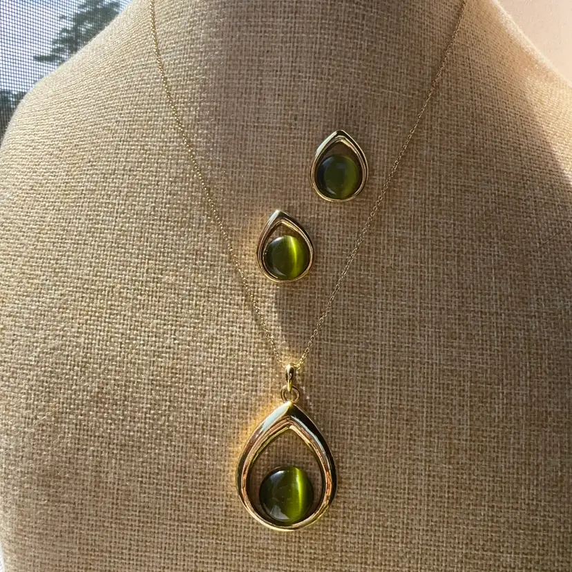 Gold Tone And Green Earrings And Necklace Set