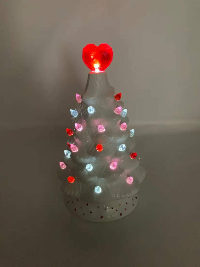 Lovely Tree! ❤️  7 1/2” Tall! On, Off And Timer Options! Batteries NOT Included! Requires 2 AA Batteries!