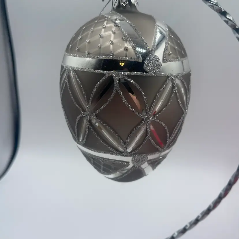 Long Glass, Egg, Silver And Gray With Glitter 5 Inches