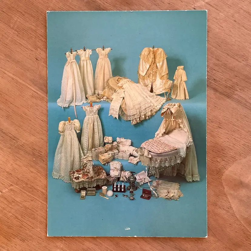 Bethnal Green Victoria & Albert Museum Of Childhood Wax Doll Of Queen Mary Vintage Postcard, Unused