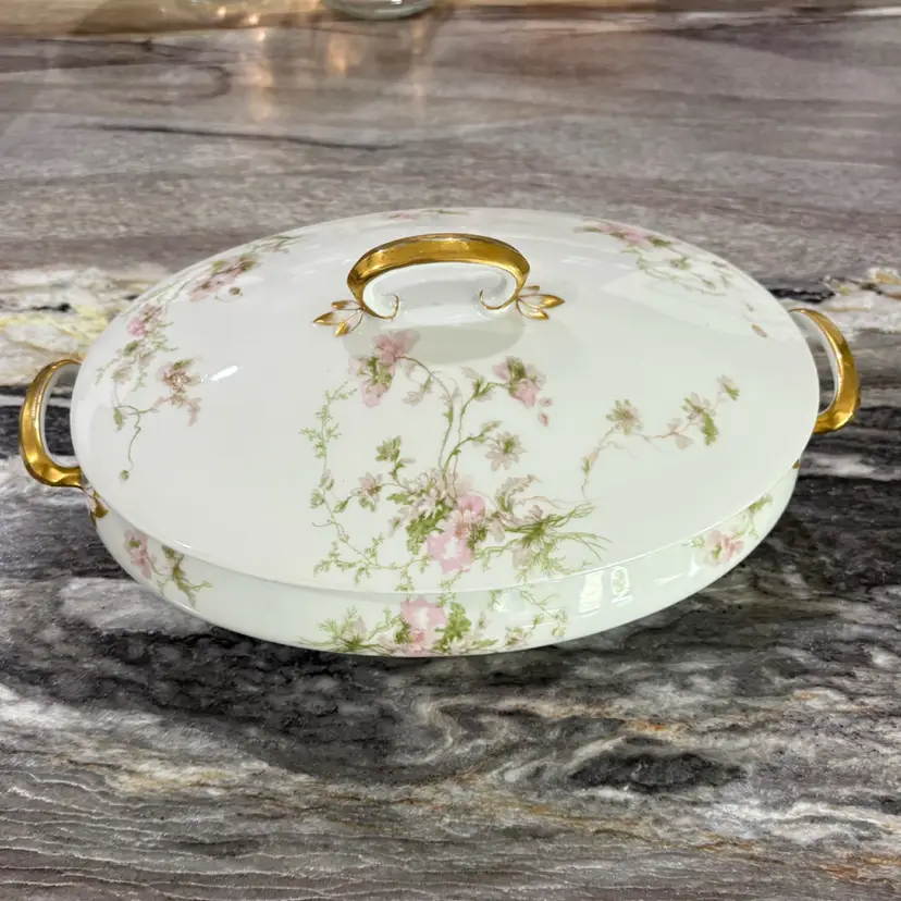 GDA/CH Field Haviland Limoges porcelain covered vegetable serving bowl. 10” Oval Dish features a delicate pink rose floral garland inside and out with a gilded handle. 1 small chip on the lid (see Pics).