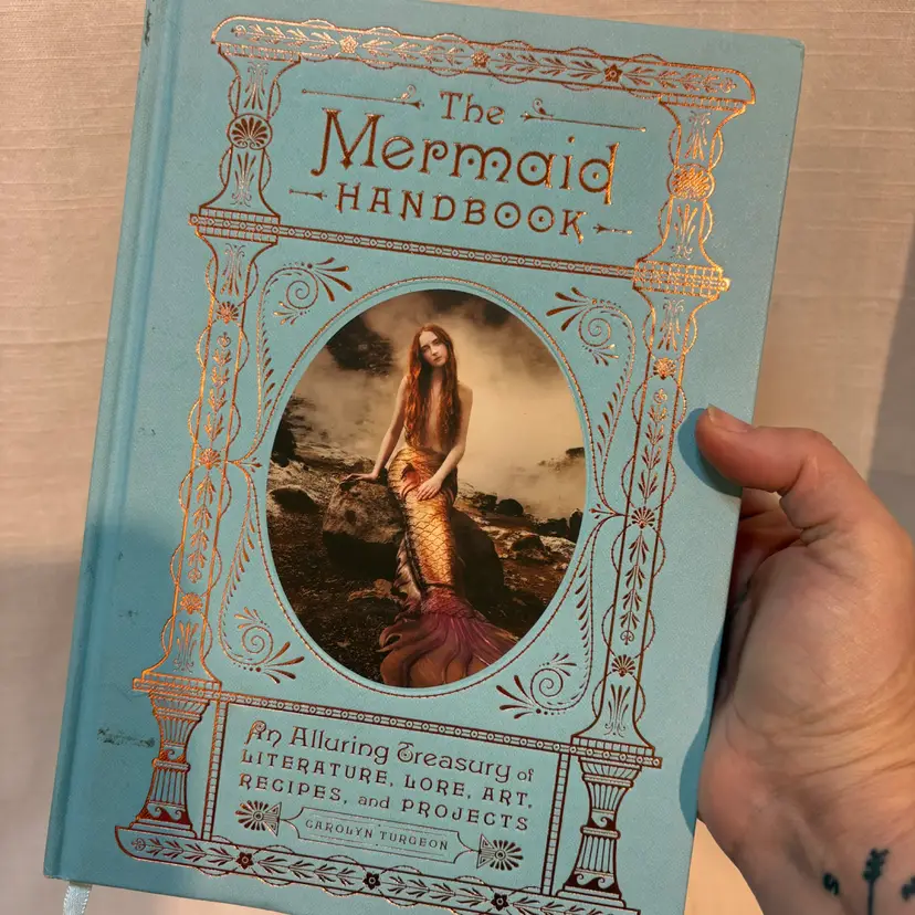 Hardback The Mermaid Handbook, gold edges