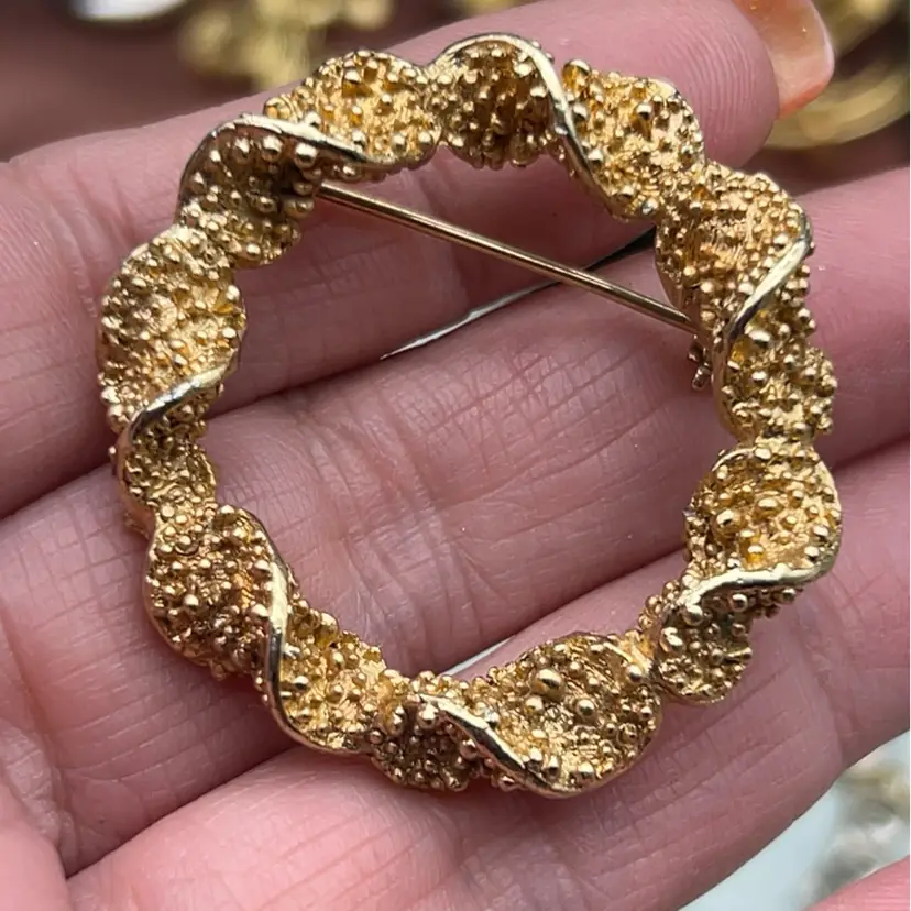 Vintage Emmons Gold Tone Textured Wreath Circle Brooch Signed Statement Pin