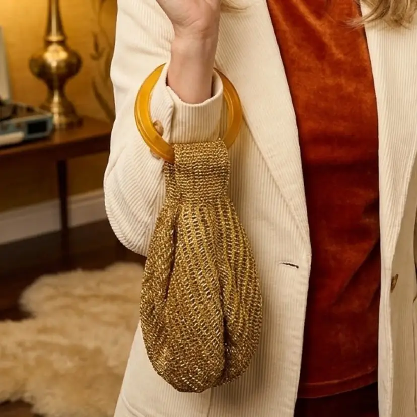 59. Acrylic Ring Handled Wristlet Purse Read