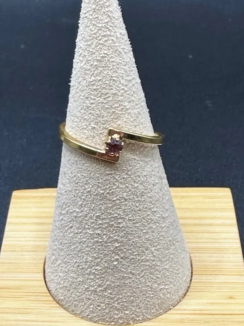 A050 - Avon Dainty Single Stone Ring Size 7