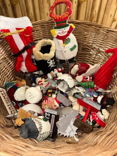 Christmas Cheer Ornaments & Decor