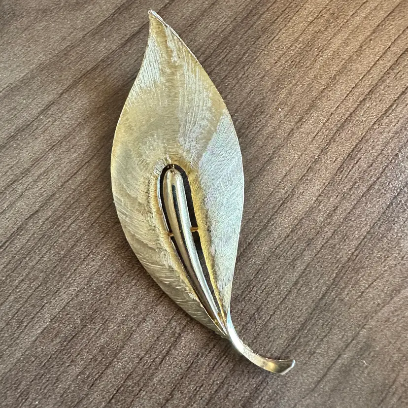 JJ Brooch Textured Leaf Gold -Tone