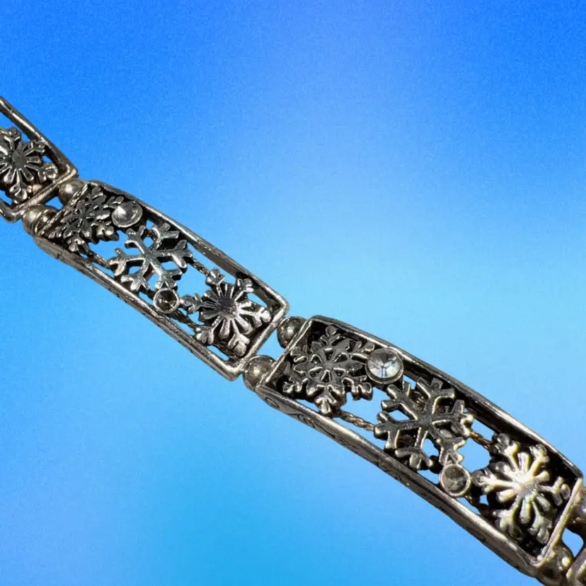 Brighton Heavy Silver Plated Snowflake Fold Over Clasp Bracelet 7” With Clear Swarovski Crystal Accents Holiday Winter Christmas