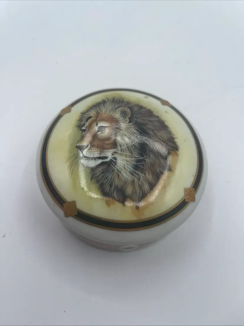 02-Lynn Chase African Portraits Porcelain Round Box and Lid Lion 24kt Trim