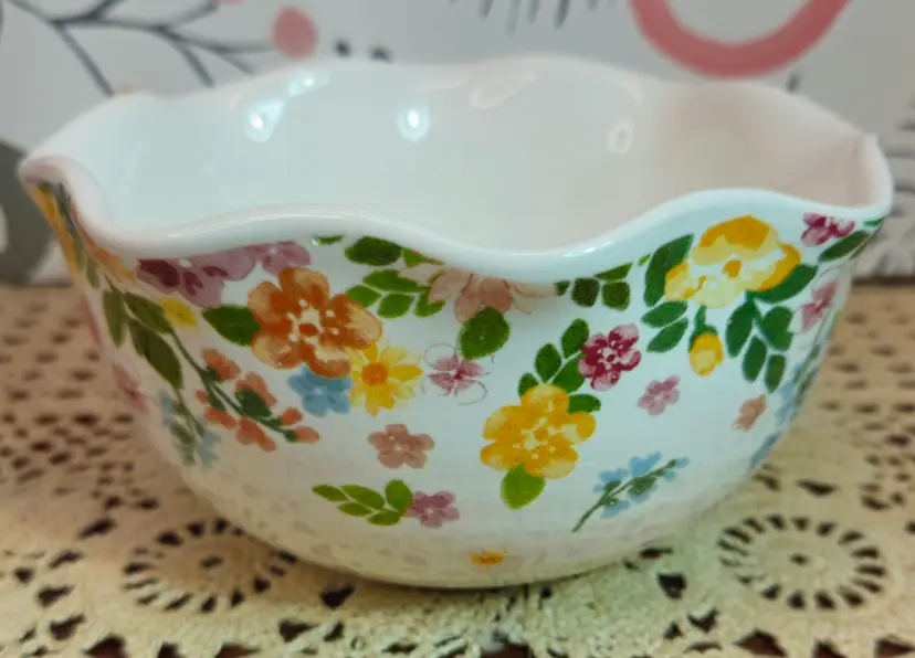 NWT Set of 4 Beautiful Floral Pattern Ruffled Salad Cereal Bowls