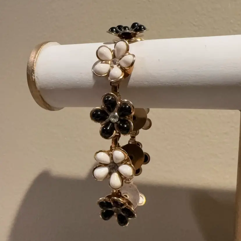 083 Black And White Floral With Rhinestone Gold Tone 7” Bracelet With Snap Closure