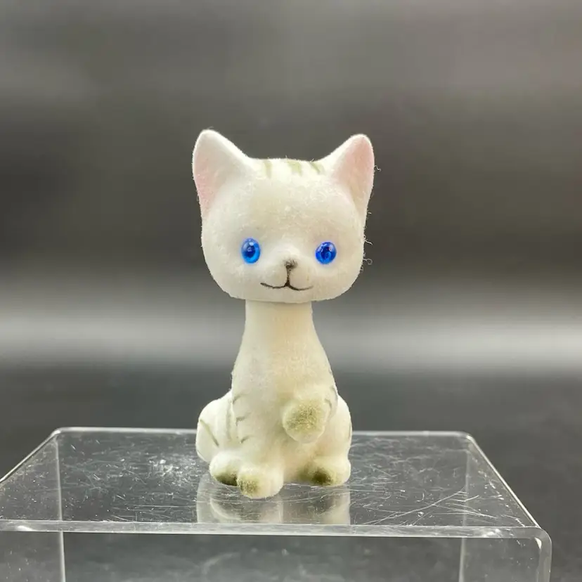 Flocked Bobblehead Cat Kitty Kitten White Gray Striping Blue Eyes Nodder