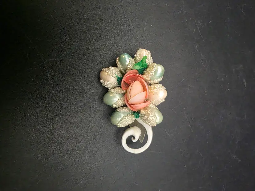 Shell flower brooch
