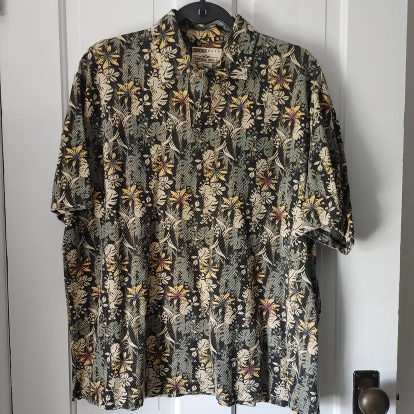 Men's Top- Brand: Worn Wash. Size Large. Neutral tropical print top. Material: 100% cotton. No condition issues.