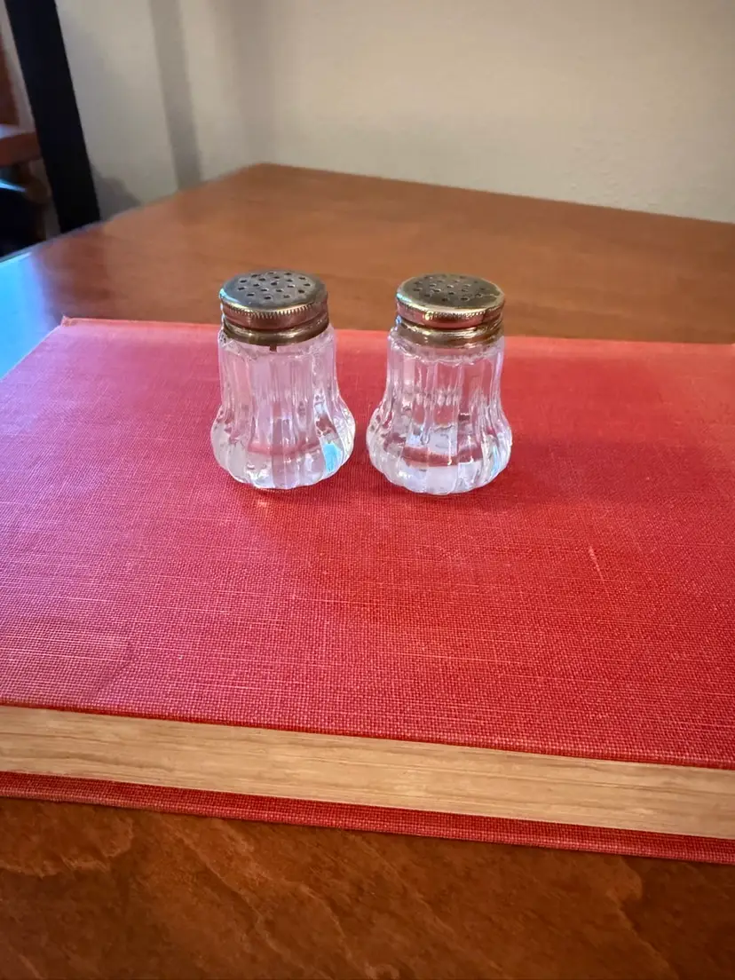 ☀️ 1-1/2” H Glass Salt And Pepper Shakers