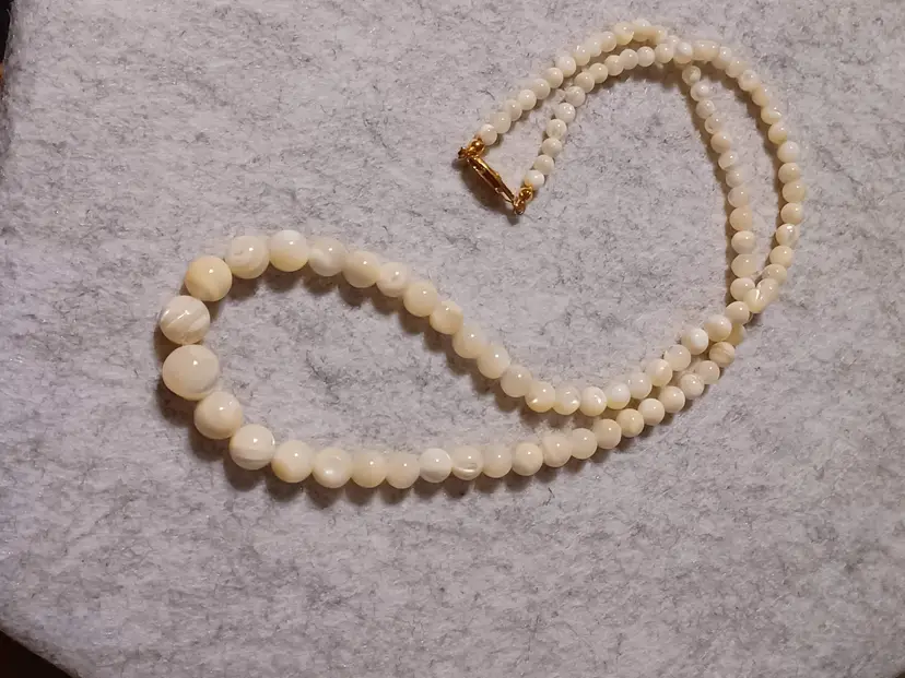 Gorgeous vintage Lucoral Mother of Pearl necklace