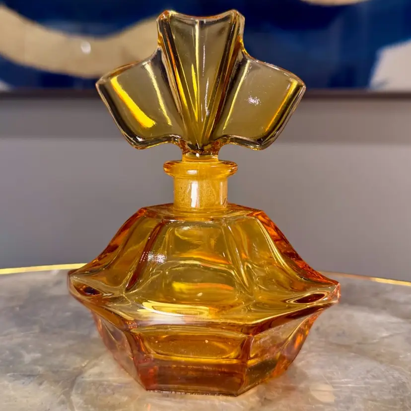 😻 Vintage Amber Glass Perfume Bottle, Fan Stopper, Mid-Century Design 6x4.5”