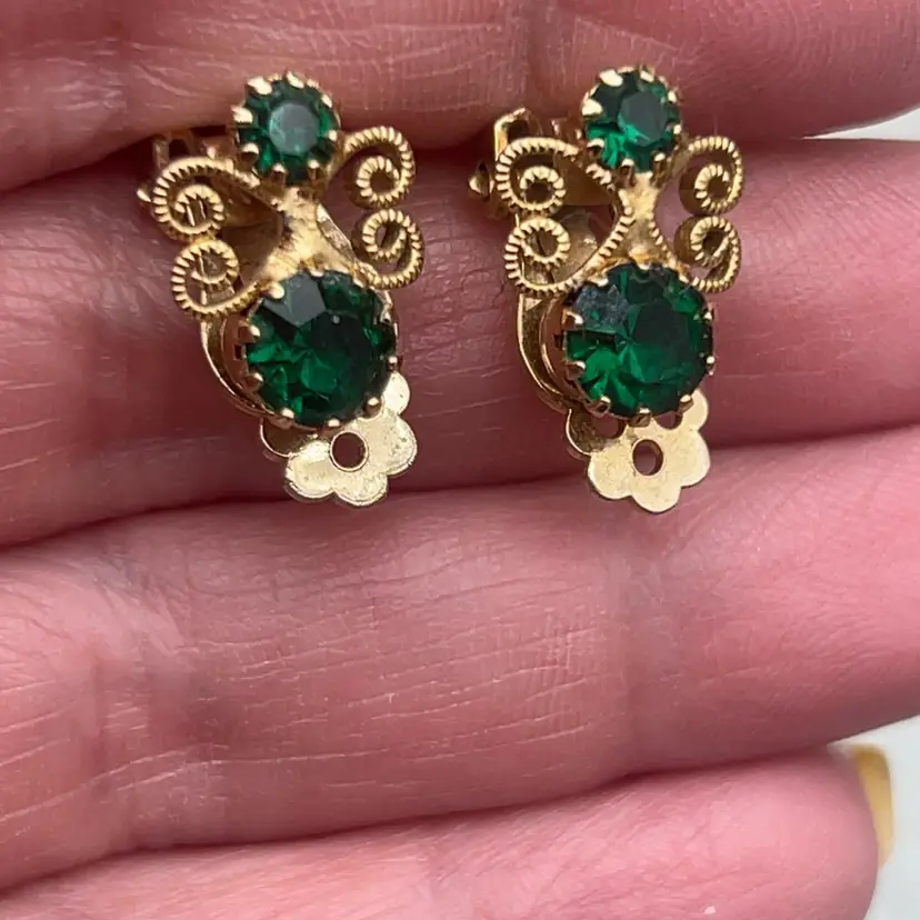 #01 Vintage 1950s–60s Emerald Green Rhinestone Gold Tone Clip-On Earrings Unsigned