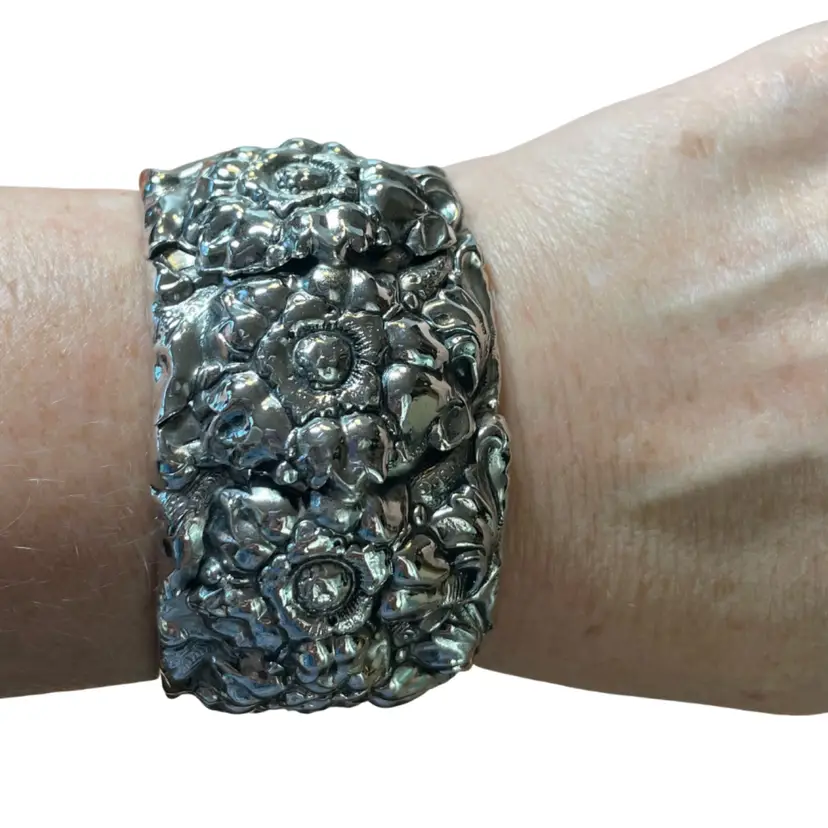 #07 - Vtg WHITING DAVIS Art Nouveau  FLORAL REPOUSSE Wide Hinged Silver Tone BRACELET