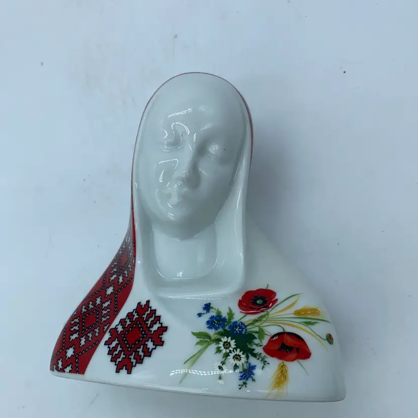 #4302 Vintage ceramic Ukrainian Virgin Mary folk art bust figurine.