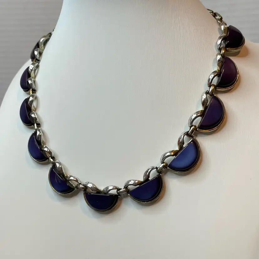 01 Vintage 1950’s CORO "Moon Glow" navy blue thermoset plastic and silver-tone metal necklace (some Wear To Metal)