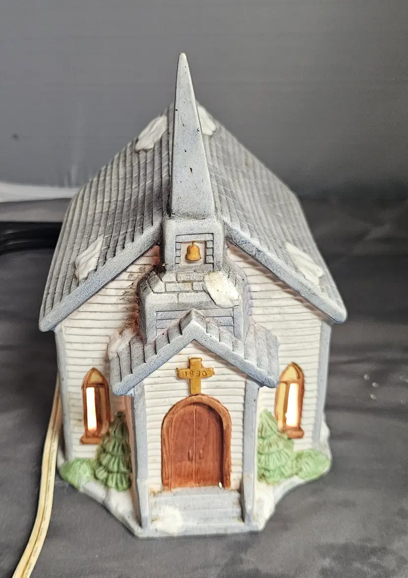 1991 St Paul’s Church Porcelain Lighted Christmas Village House - Preowned