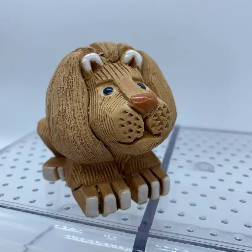 #3066 Vintage Artesania Rinconada stylized ceramic lion figurine.