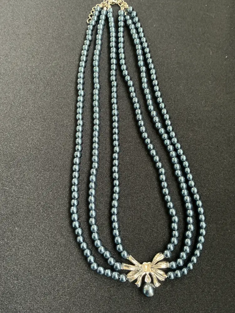 #14 - 20" Lustrous Vintage Blue/Gray 6mm Fearls w Bow detail