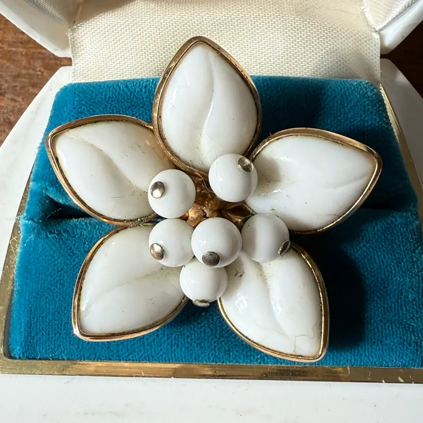 Vintage Unsigned Crown Trifari Poured Milk Glass Flower Brooch 2” AS IS