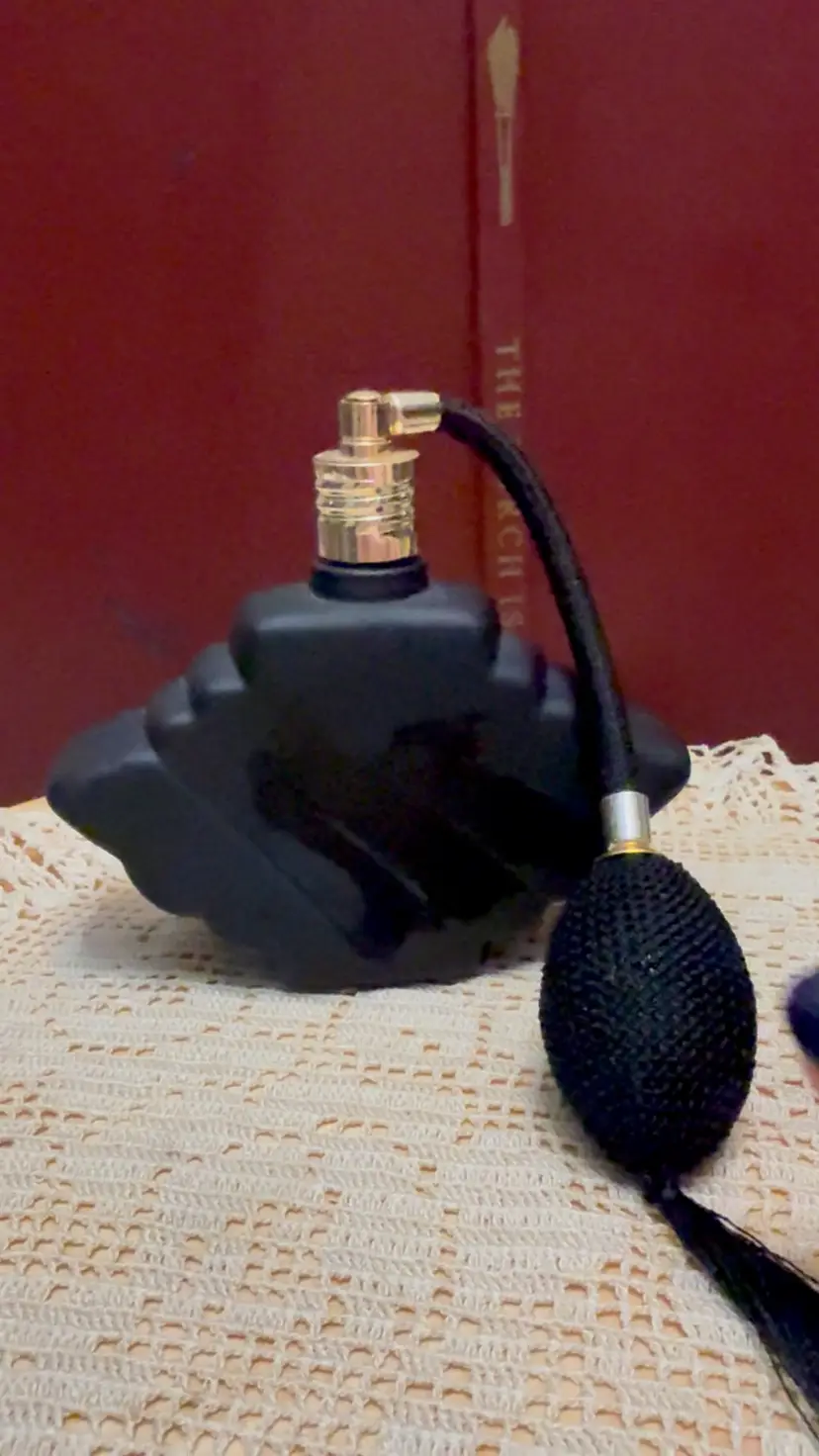 🐞Vtg Art Deco Matte Black Satin Glass Perfume Bottle Atomizer with Tassel Bulb
4 1/4x 4 1/4”