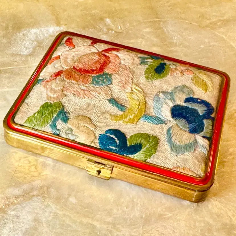 😻 Vintage Chinese Silk Embroidered Cigarette Case w/brass hardware &  Bakelite interior & back