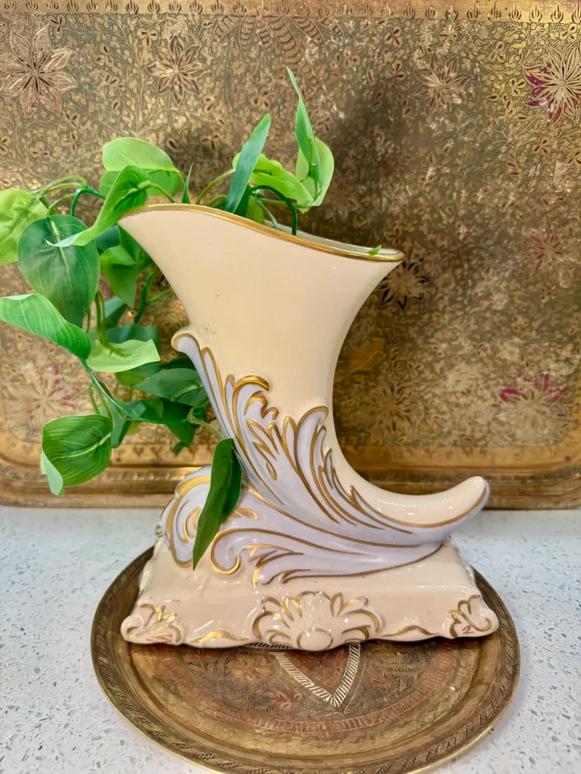 😻 Ornate Ivory & Gold Gilt Cornucopia Horn Vase – Victorian Regency Decor