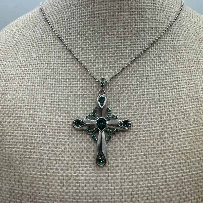 Vintage Willabee & Ward March "The Celtic Cross" Pendant Necklace - Emerald Green Crystals