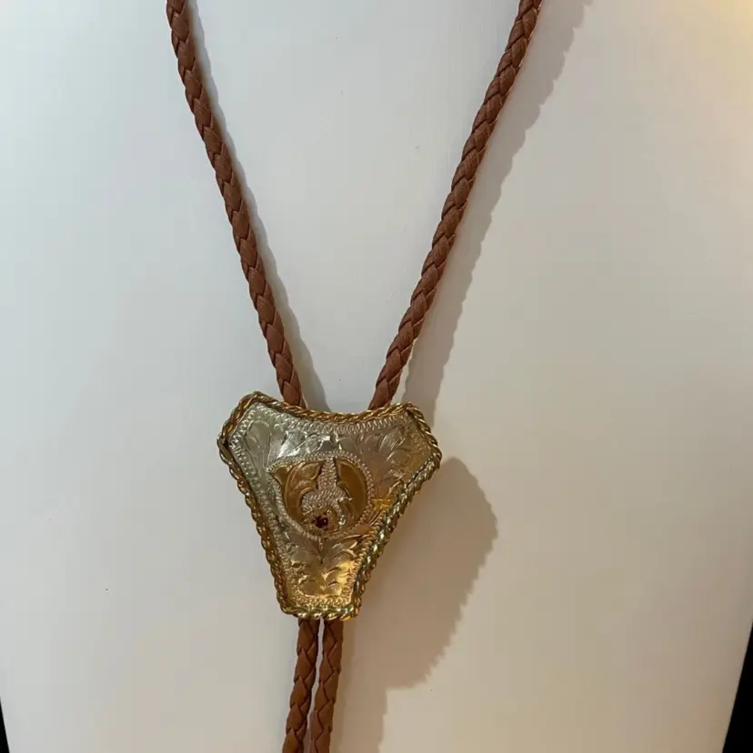 29 Silver Plated Silvertone And Goldtone Cortes Lariat With Center Red Stone On Cord