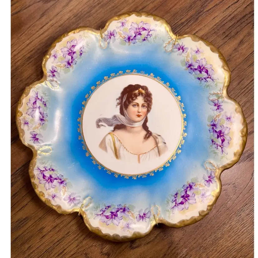 😻 11” antique Empire porcelain scalloped portrait plate, w/Queen Louise of Prussia.