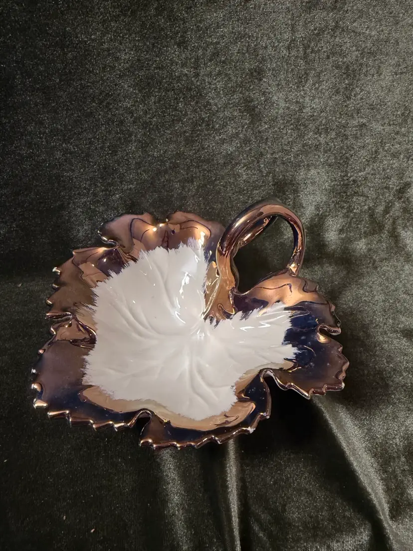 Rare Vintage Chic Pottery Zanesville, Ohio Handled Leaf Dish – Circa 1940s