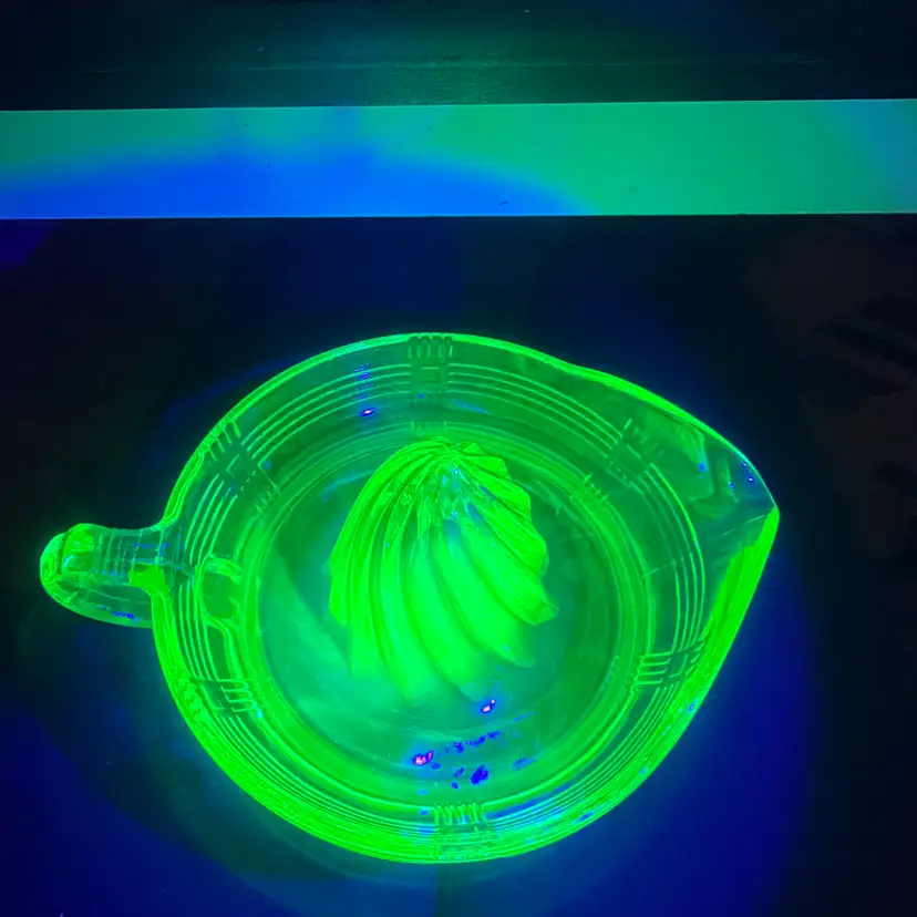Vintage Hazel Atlas Green Citrus Juicer Reamer Vaseline Uranium Glass Crisscross
