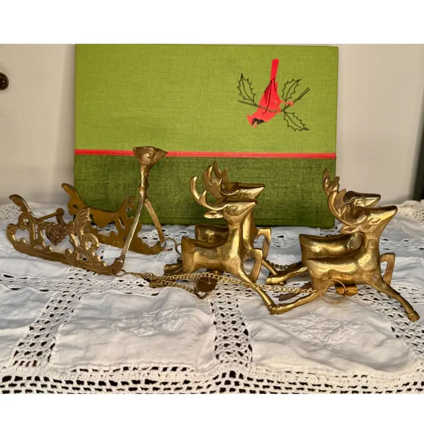 😻 vintage Christmas brass sleigh &  4 reindeer set, holiday decor from the 1980s. Reindeers 3.5” tall, set is 13” long