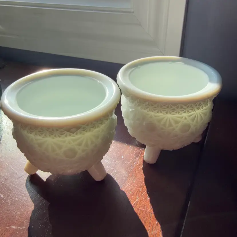 A pair of vintage LE Smith milk glass cauldrons with Daisy and Button pattern. 3” X3.25”