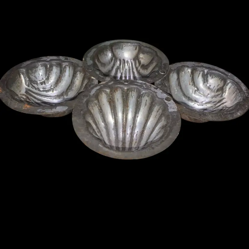 22. Vintage Old Mold Muffin Pan