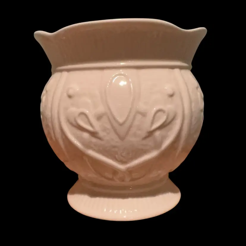 139 Belleek Loveheart Footed Bowl. Event piece 2002