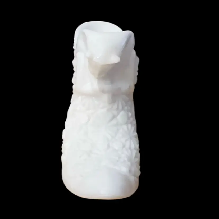 SH03  VTG WHITE MILK GLASS SHOE HIGH HEELED Signed OVG (Fenton) Daisy & Button Pattern With Draping Cat Head
