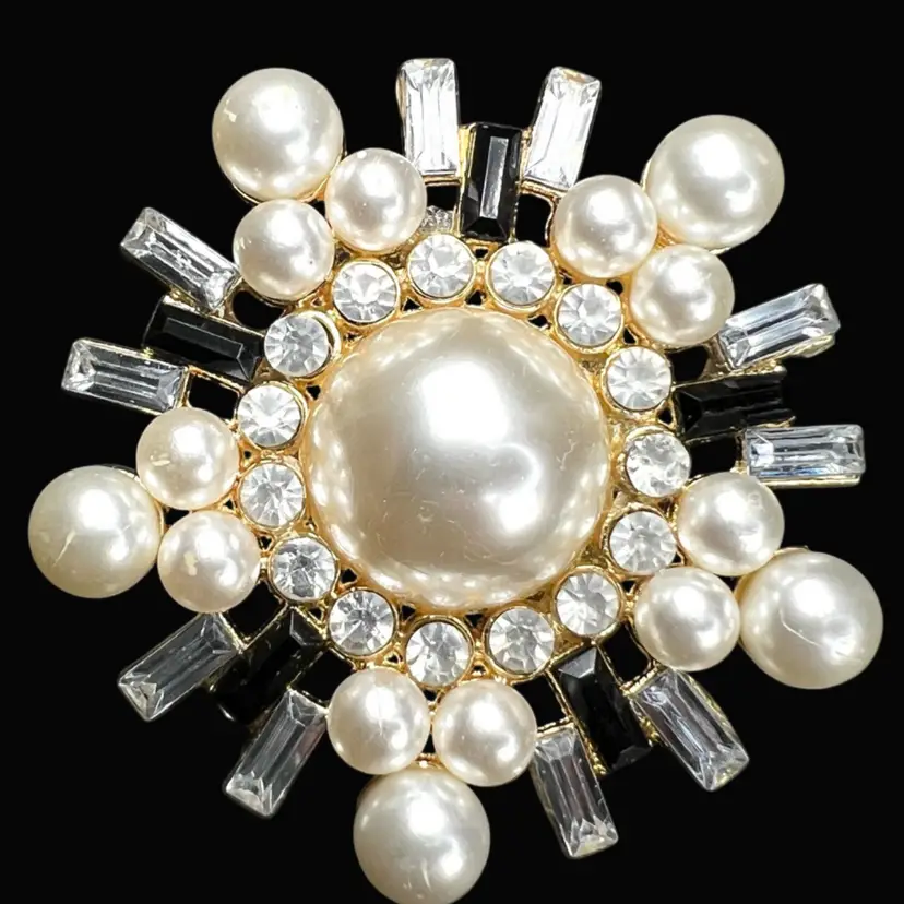 2” Faux Pearl & Rhinestone / Glass Brooch Pin. Shaped Like Snowflake ❄️. Gold-tone Metal. Unmarked.