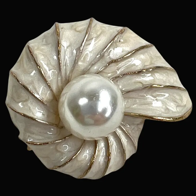 Seashell Faux Pearl Brooch Pin. Gold-tone.