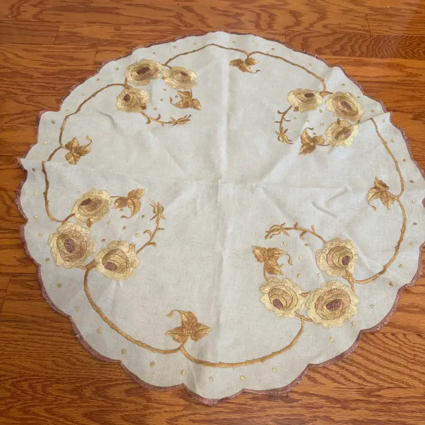 Vintage Embroidered Floral Round Table Topper – 30 Inch
