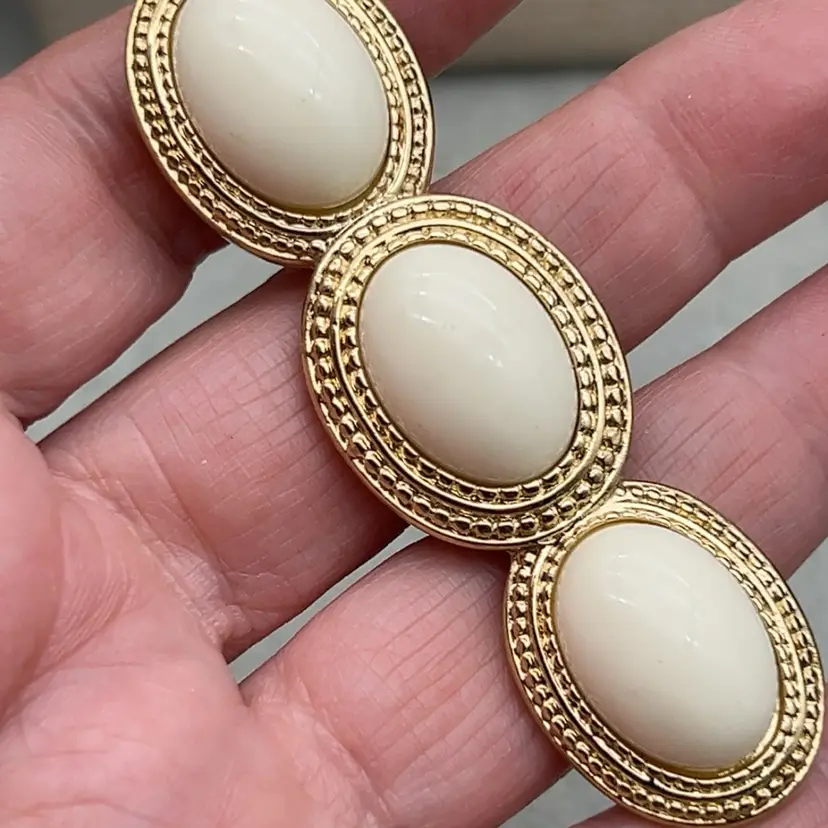 #01 Vintage Trifari Triple Ivory Cabochon Brooch Gold Tone Oval Statement Pin