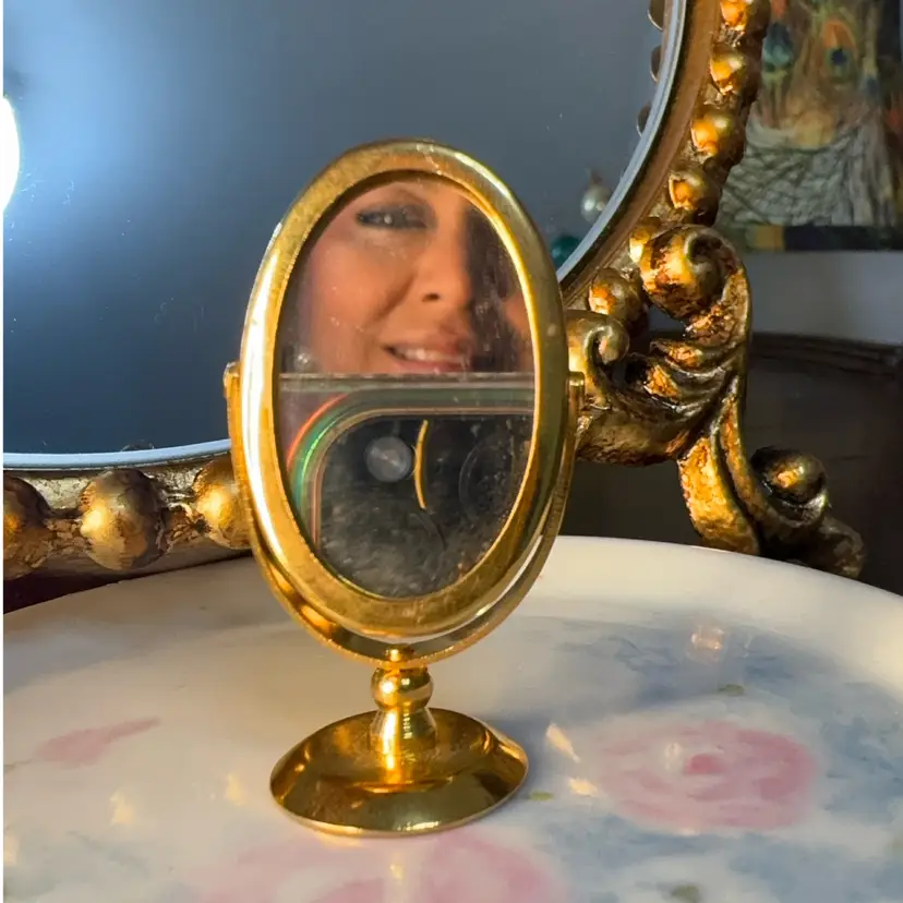 😻 Mini Gold-Tone Oval Vanity Mirror – Tiny Tabletop Decor