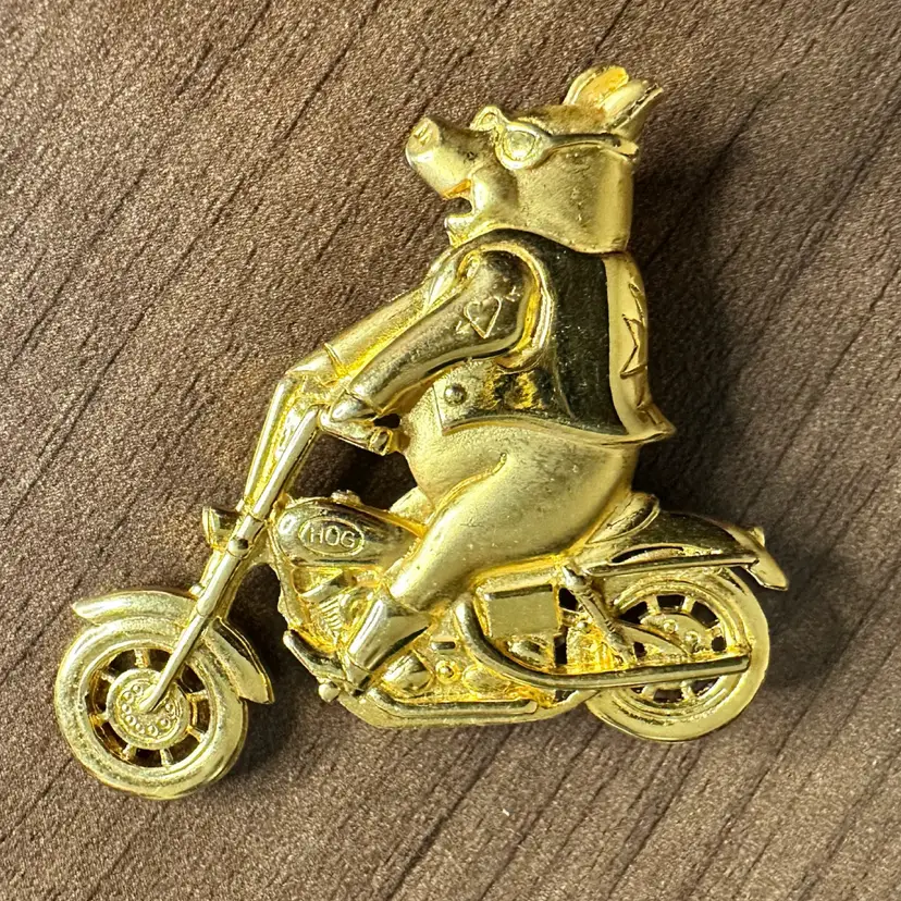 JJ Brooch Hog On A Hog Gold-Tone